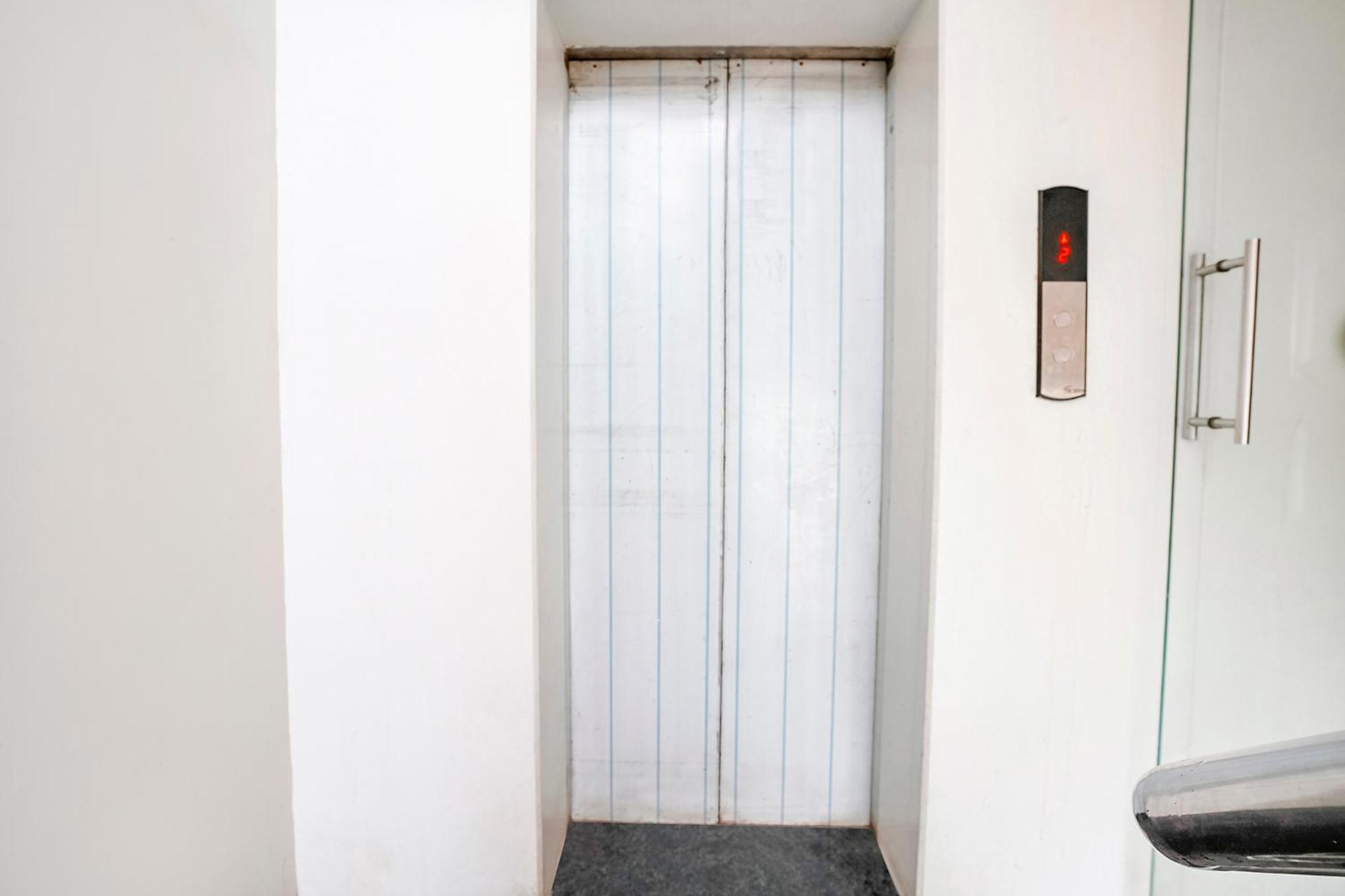 Fabhotel Kyra - Near Airport Road 阿穆达巴 外观 照片