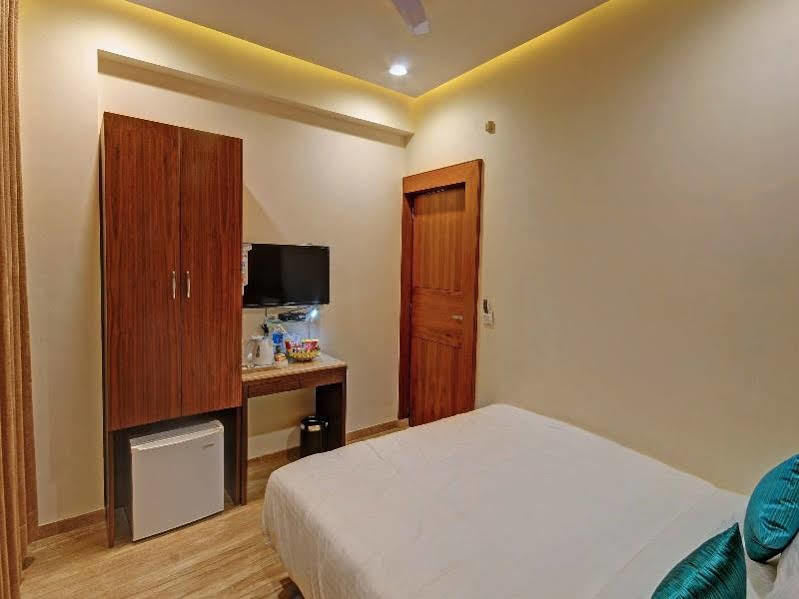 Fabhotel Kyra - Near Airport Road 阿穆达巴 外观 照片