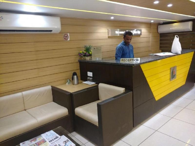 Fabhotel Kyra - Near Airport Road 阿穆达巴 外观 照片