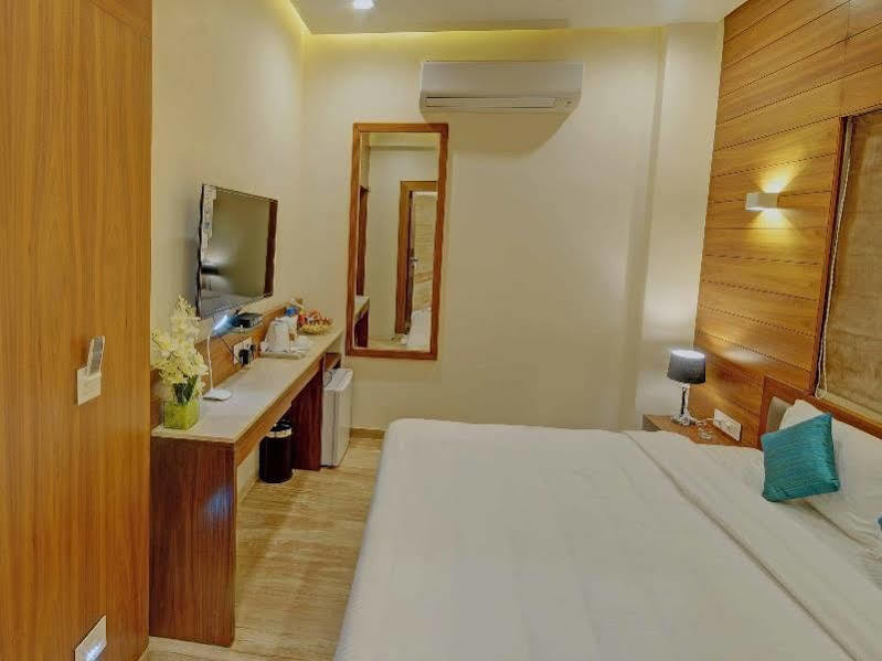 Fabhotel Kyra - Near Airport Road 阿穆达巴 外观 照片